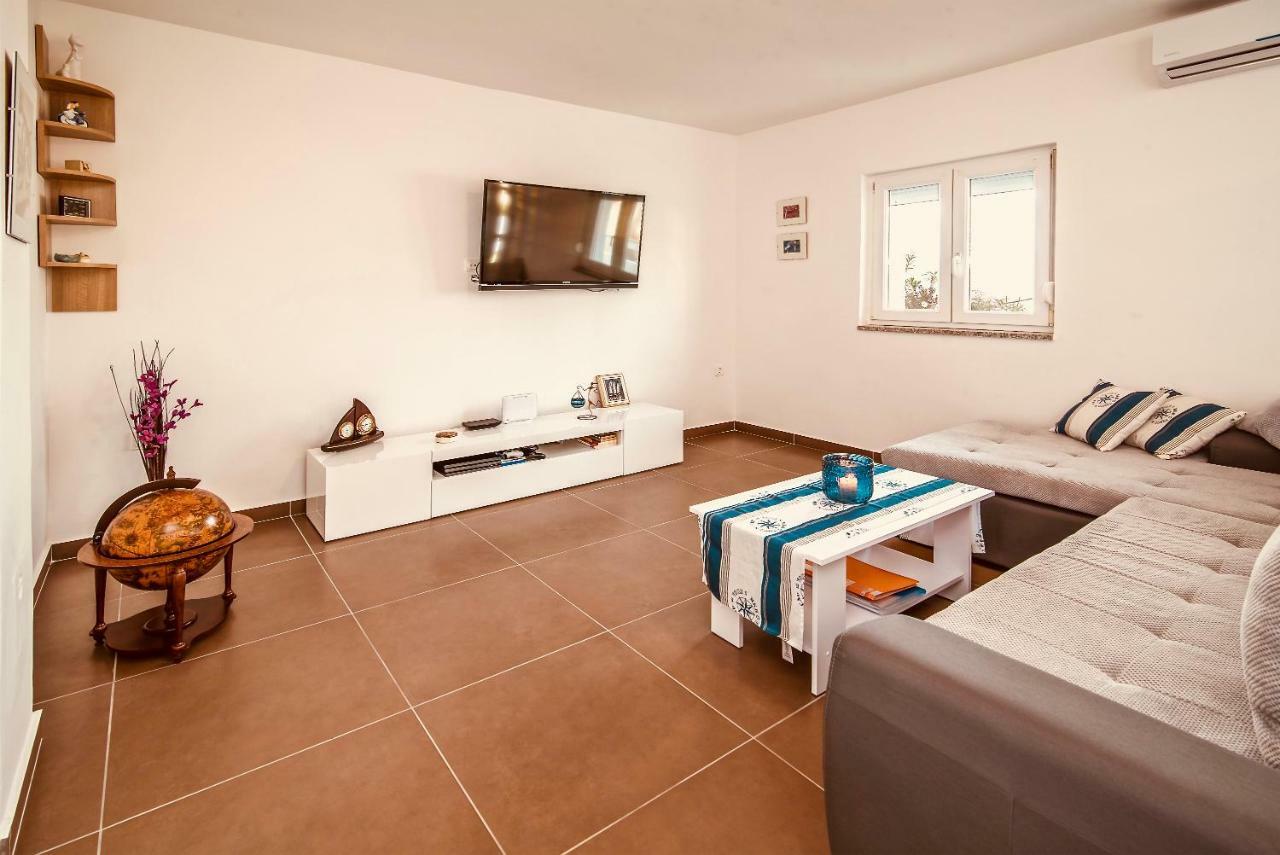 Villa Bura à Vrbnik Extérieur photo